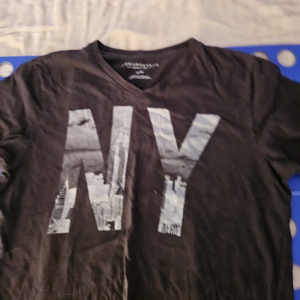 Vneck grpahic new york shirt